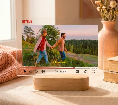 Placa de Netflix personalizada en acrílico transparente con base de madera, foto de pareja y título personalizado – regalo original para parejas
