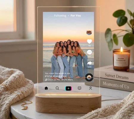 Placa de Tiktok personalizada en acrílico transparente con base de madera, foto de amigas y título personalizado – regalo original para amigas